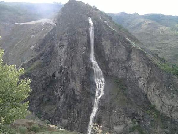 Dağ delinerek yapılan suni şelale alaka çekiyor