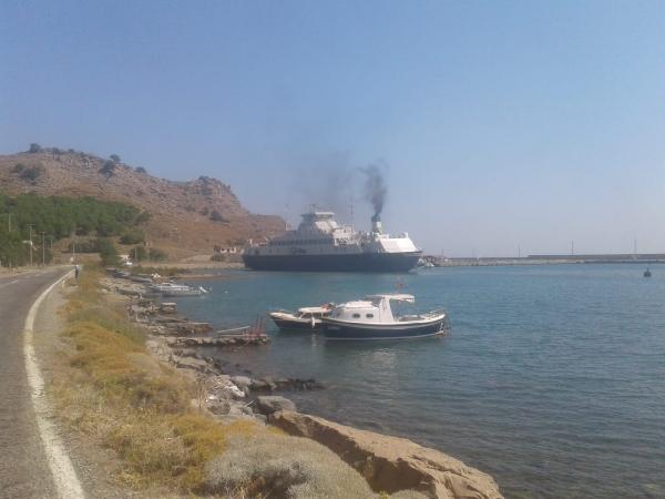 Gökçeada’da araba vapuru karaya oturdu