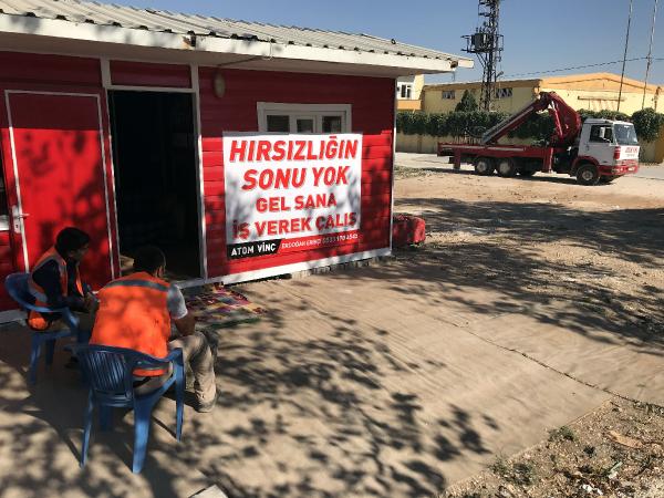 Hırsızlarla baş edemeyince afişle meslek öneri etti