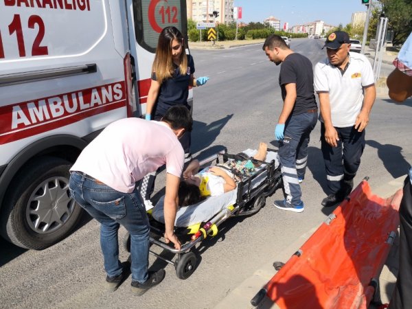 İki otomobil çarpıştı: 4 yaralı