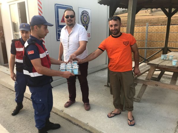 Jandarmadan yolculara ikram