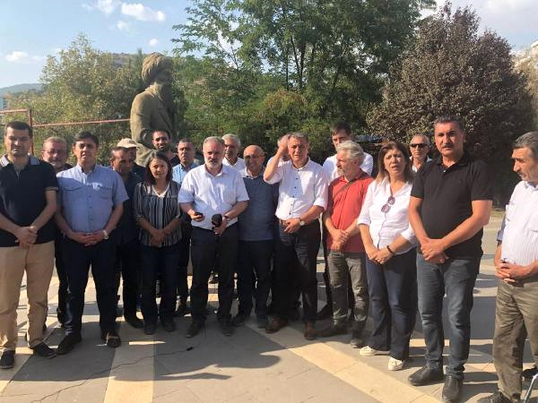 Tunceli’de Geçişlerine Müsade Verilmeyen Hdp’liler Oturma Eylemi Yaptı (2)