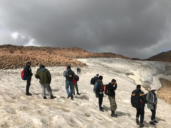 Van Gölü için tırmandıkları dağda uçak enkazı buldular