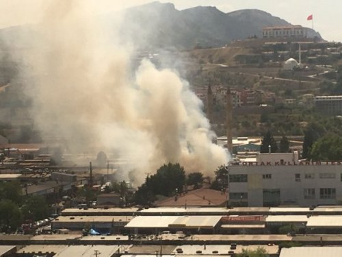 Yangına aldırmadan tıraş olmaya devam etti