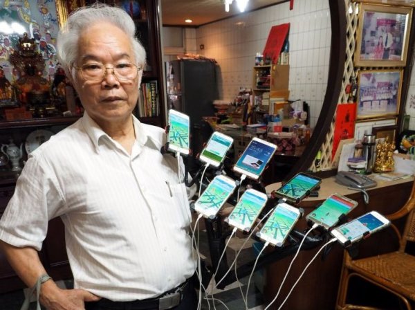 Torununa özenen adam 11 telefonla Pokemon ardından