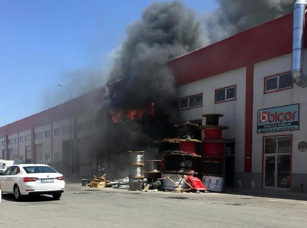 Kayseri’de sünger deposu yangında kül oldu