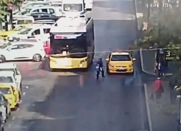 Şişli’de taksiye çarpan yayalara ait yaralandı