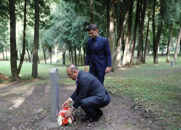 Dışişleri Bakanı Çavuşoğlu Litvanya’da Türk şehitliğinde