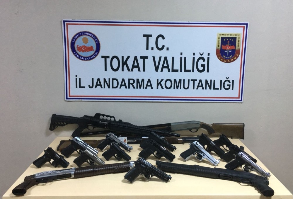 Düğünlere yapılan baskınlardan cephanelik çıktı