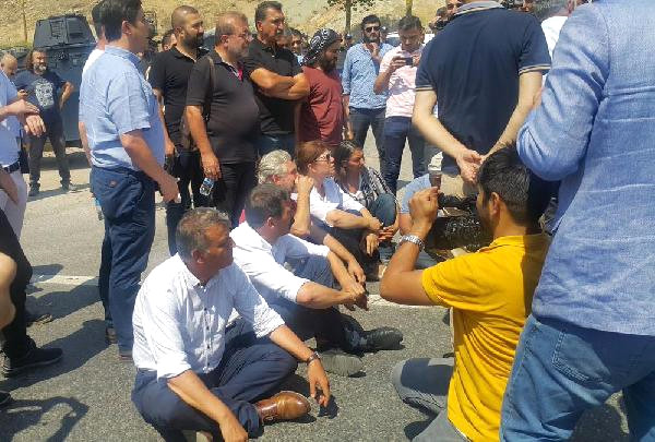Tunceli’de Geçişlerine Müsade Verilmeyen Hdp’liler Oturma Eylemi Yaptı