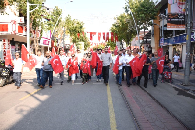 Başkan Ay, Vatandaşlara Türk Bayrağı Dağıttı