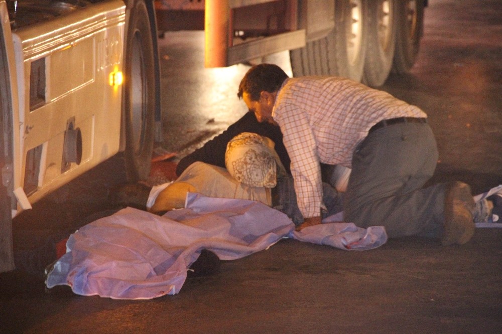 Acılı anne, kazada ölen oğlunu uyandırmaya çalıştı