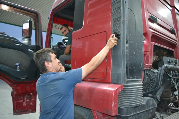 Afyonkarahisar’da parfümle çalışan tır