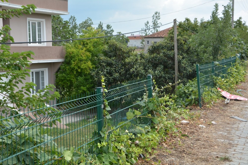 Araba evin bahçesine uçtu: 5 yaralı