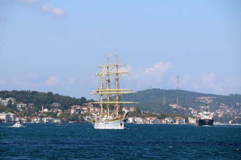 Dünyada 5 tane olan gemi Boğaz’dan geçti