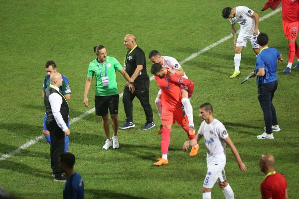 (düzelterek baştan) Kasımpaşa kalecisinin, sakatlanan arkadaşını sırtında taşıması alkış aldı