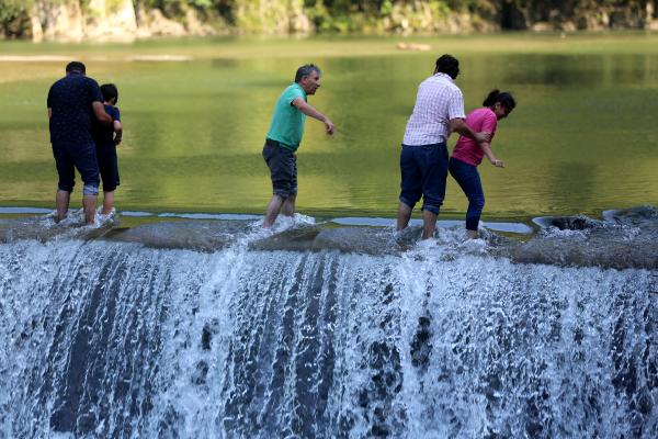 Fotoğraf çektirmek için bentlerin üzerine çıktılar