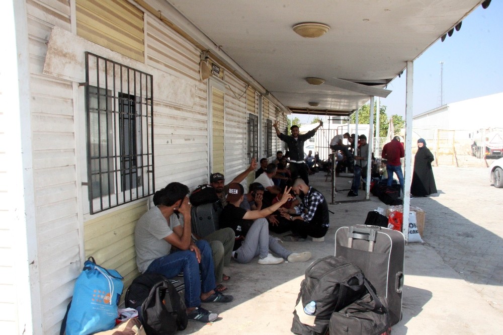 Geri dönmemek üzere giden Suriyeliler