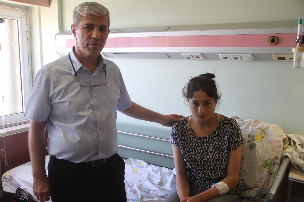 Kediden korkan genç kız 15 iğne yuttu