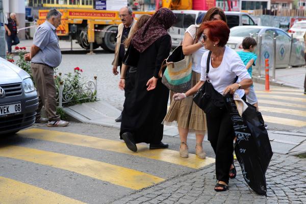 Londra’dan tatil için geldi, sokaklarda çöp topladı