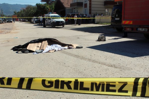 Pakistanlı genç, kamyonla yarışırken hayatını kaybetti