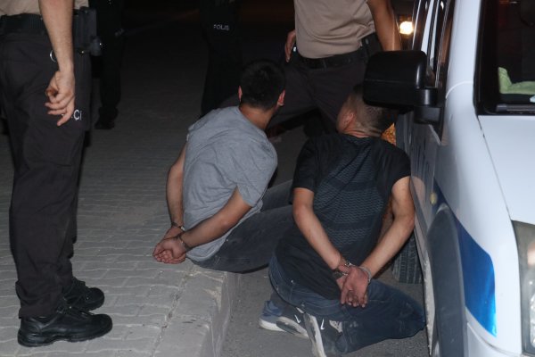 Polis kaçan sürücüyü tekerlekleri patlatarak yakaladı