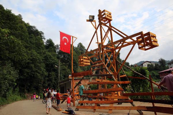 Rize’nin bayram eğlencesi: Ahşap dönme dolap