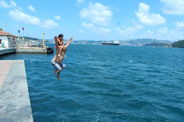 Sıcak havadan bunalanlar sahil kenarlarına akın etti