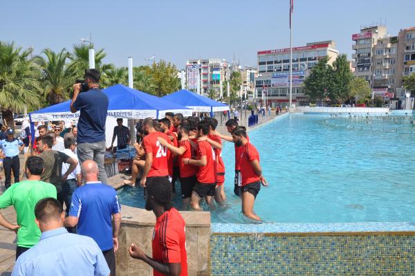 Aydınspor 1923 futbolcuları duş için süz havuzuna girdi