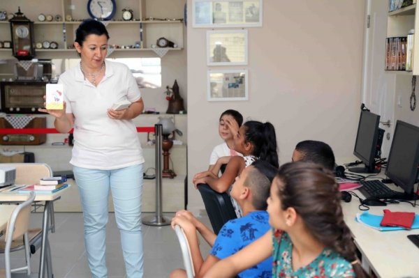 Suriyelilere eğlenceli dil eğitim