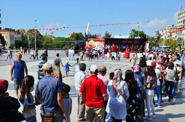 Manisa’da ücretsiz dondurma kuyruğu
