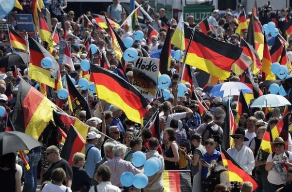 Almanlar ırkçılığı büyük problem olarak görüyor