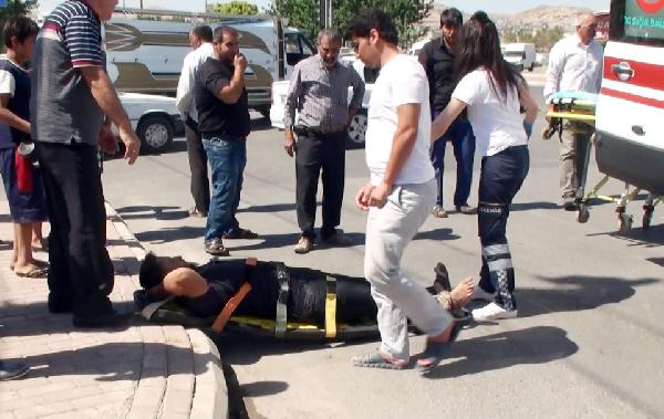 Motosiklete çarpan kamyonet sürücüsüne saldırdı