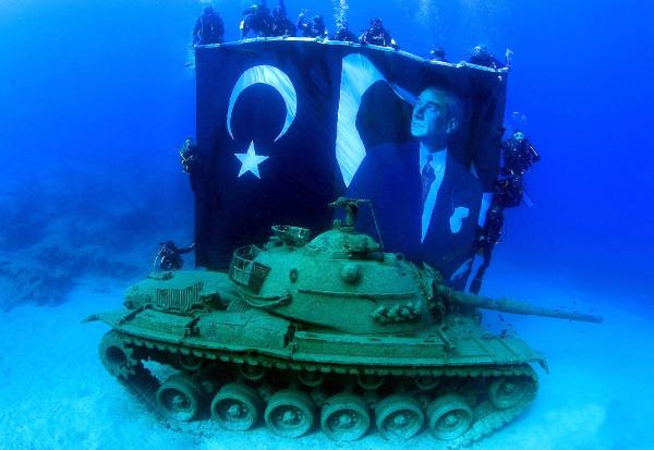 6 metre derinlikte Türk bayrağı ve Atatürk posteri açıldı