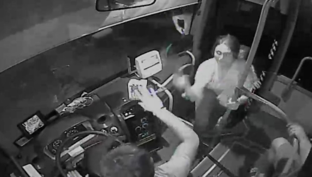 Otobüste unuttuğu çantasını getiren şoförü darbetti