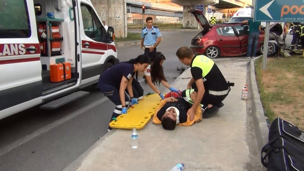 Direğe çarpan otomobil ateş aldı: 4 zarar görmüş