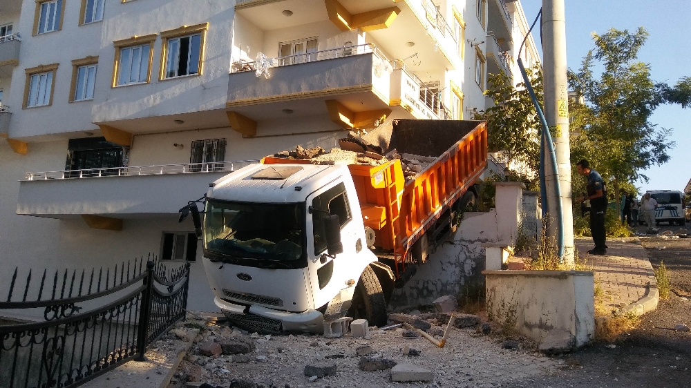 Freni patlayan kamyon evin bahçesine girdi