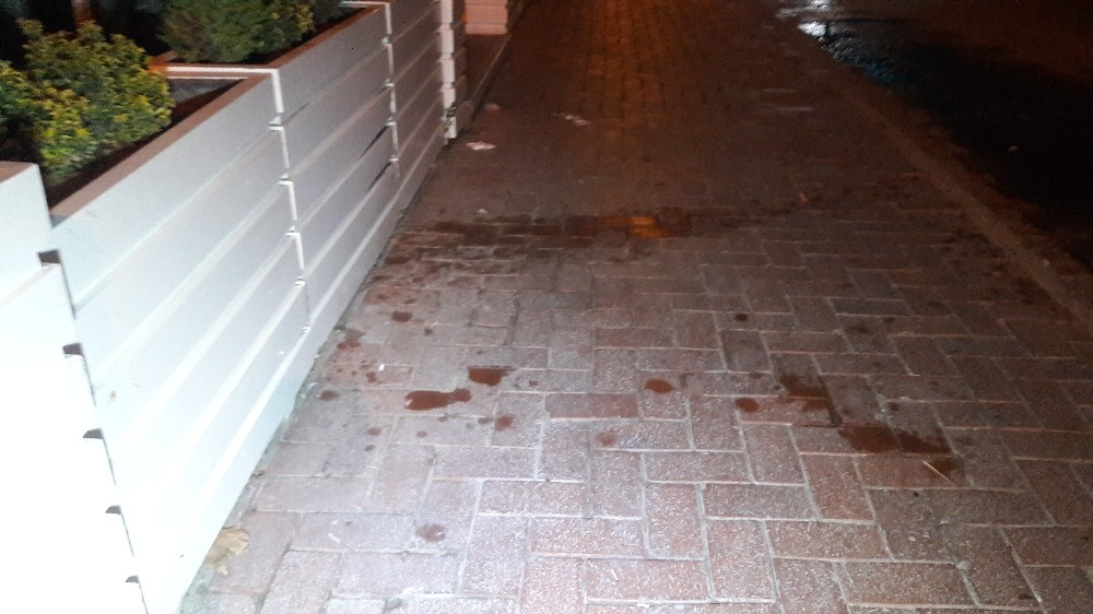 Darp edildiği kafeyi yakmaya çalıştı