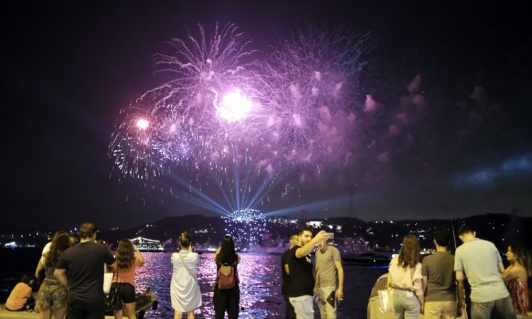 Zafer Bayramı resepsiyonunda havai fişek gösterisi