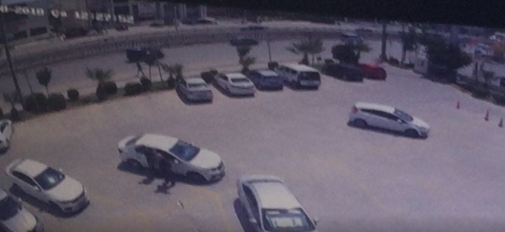 Lastiğini patlattıkları araçtan 100 bin lira çaldılar