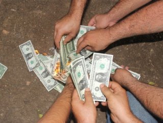 Adanalılar iPhone ’u boykot etti, dolar yaktı
