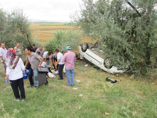 Araba takla atarak zıt döndü