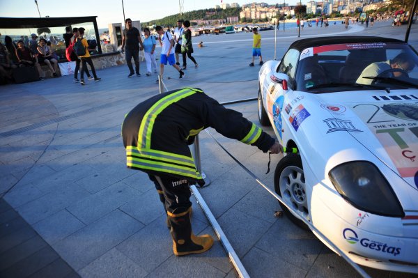 Araca sıkışan kediyi itfaiye kurtardı