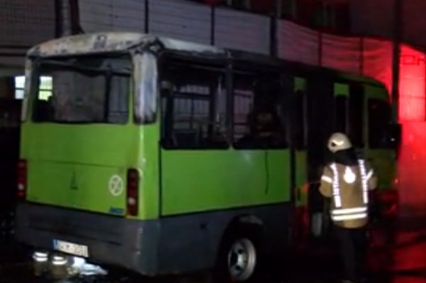 Beyoğlu'nda park halindeki minibüs kundaklandı