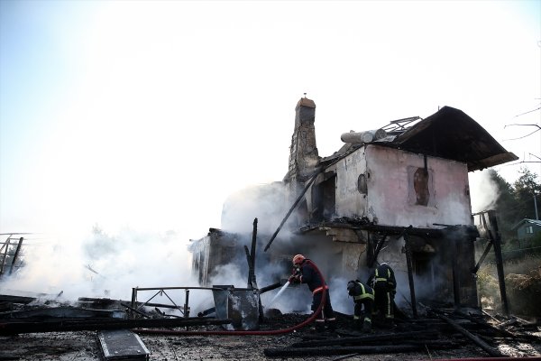 Bursa'da 2 katlı bina yandı