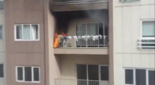 Bursa’da apartmanda çıkan yangına damacanalı çözüm