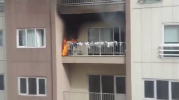 Bursa'da apartmanda çıkan yangına damacanalı çözüm