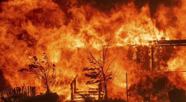 California tarihin en büyük yangınlarıyla çaba ediyor