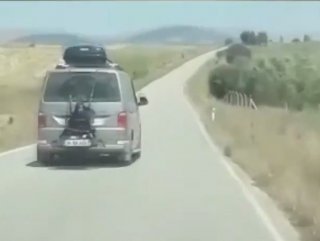 Çankırı'da bir bayan minibüsün arkasına bağlandı