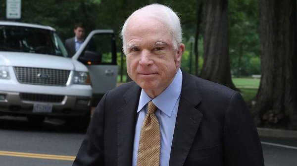 Cenazesinde Trump'ı istemeyen senatör John McCain öldü